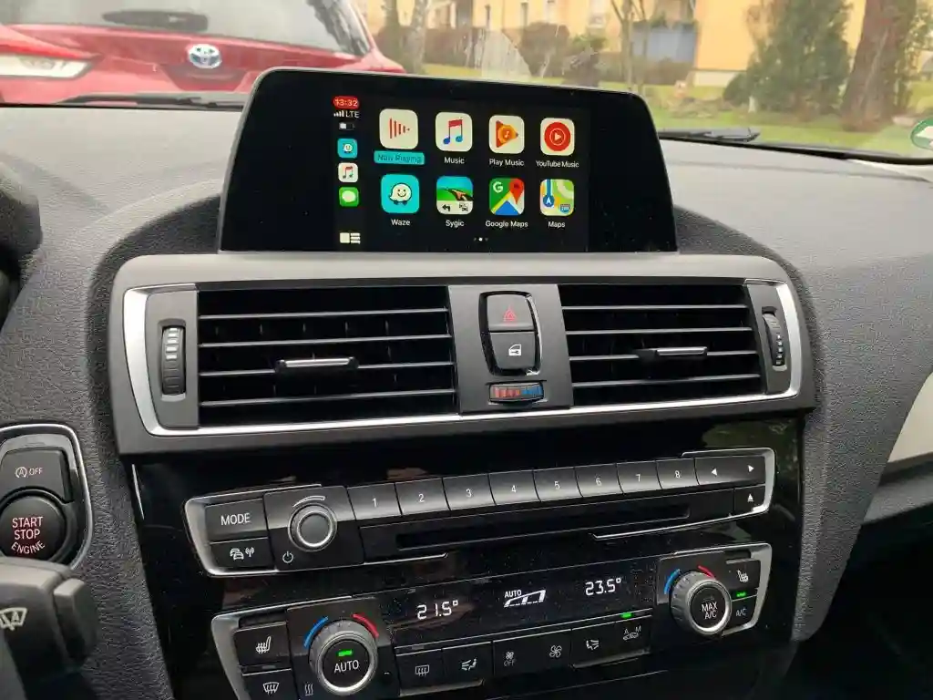 Sfeerbeeld van een moderne autorit met navigatie