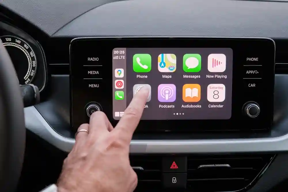 Zwevend touchscreen scherm gemonteerd in een dashboard met 1-DIN opening