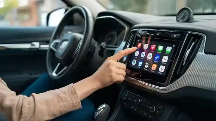 Modern CarPlay-navigatiescherm in een auto-dashboard